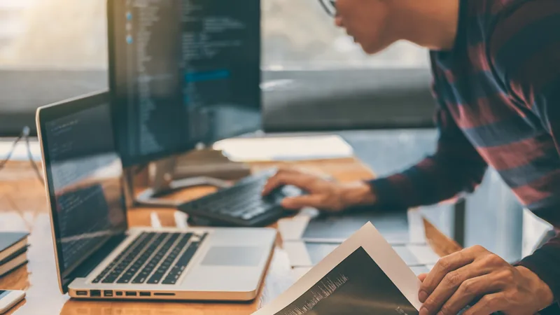 Filipijnse IT-professional in een moderne werkomgeving